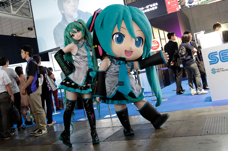 セガブースにはミクダヨーさんも登場。普通（？）のミクさんと並ぶとダヨーさんのサイズがよく分かる