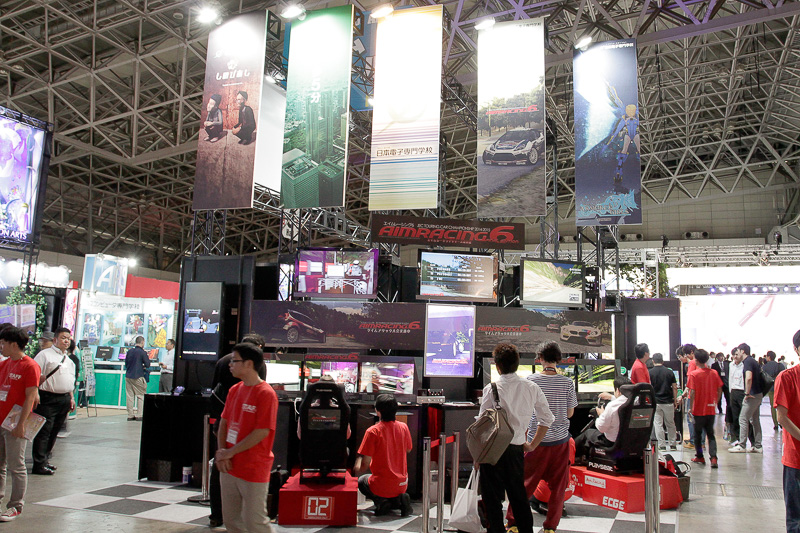 日本電子専門学校のブースでは生徒たちが作ったゲームがプレイできる。この「エイムレーシング」は1作目の制作以来、歴代生徒の間で開発が引き継がれてきたもの