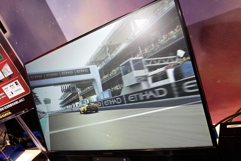 アイ・オー・データは発売予定のプレミアムモニターを限定公開。映りもよいが、周囲の枠部分がほとんどない設計になっている