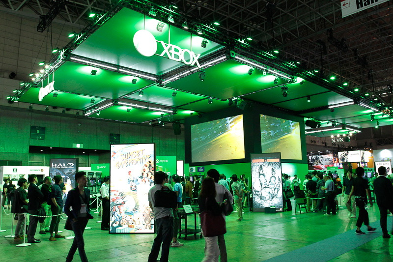 先日発売されたXbox Oneが話題のマイクロソフトブース。Xboxのイメージカラーであるグリーンの照明が使われている