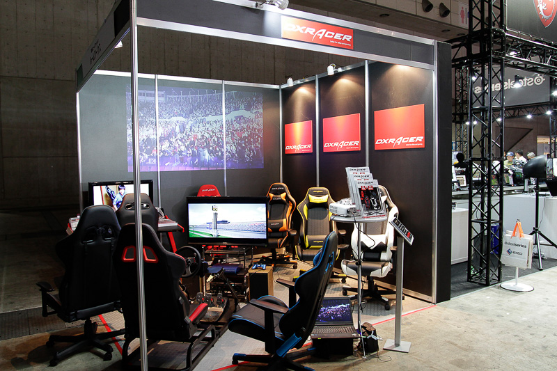 長時間座っても疲れないのがDXRACERシリーズの魅力。ステアリングコントローラーと組み合わせるレーシングシミュレータ仕様も限定発売する