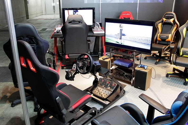 長時間座っても疲れないのがDXRACERシリーズの魅力。ステアリングコントローラーと組み合わせるレーシングシミュレータ仕様も限定発売する