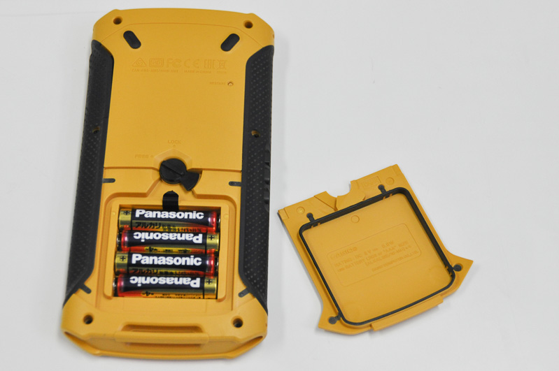 動作は単3型乾電池4本。乾電池動作となっているのは、乾電池であれば容易に入手できるためだ。電池蓋のシール構造が見て取れる