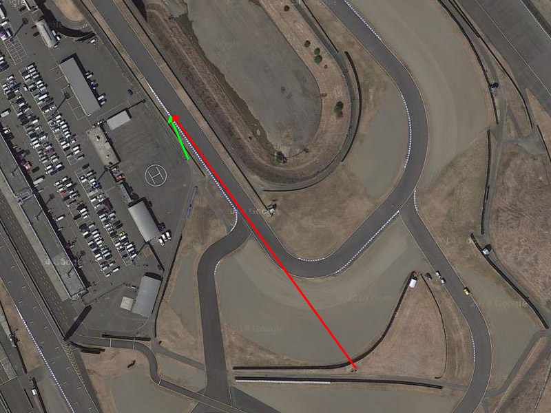 3コーナーの進入も真正面は遠い（赤線）ので、コースサイドから撮影した（緑線）※Google Maps
