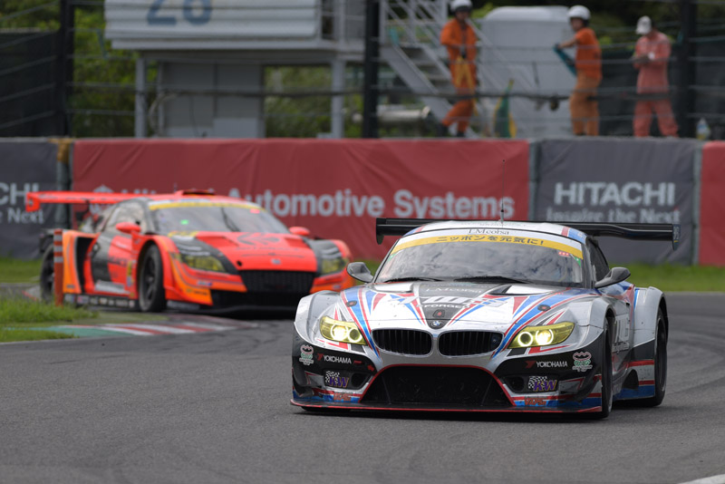 GT300クラスで、レース中盤から終盤のトップ争いの証拠写真