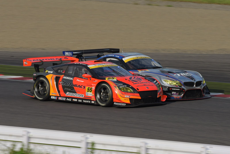 GT300クラスで、レース中盤から終盤のトップ争いの証拠写真