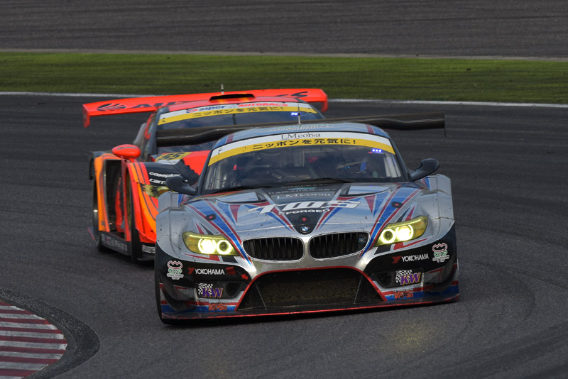 GT300クラスで、レース中盤から終盤のトップ争いの証拠写真