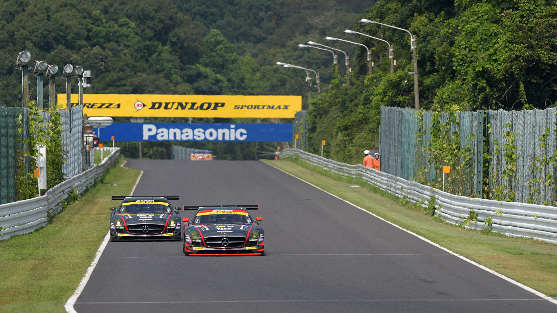 後方に見える看板がダンロップとパナソニックなので、ダンロップタイヤを履く10号車、11号車、はるか後方に31号車、と言う理由でこの画像を選択した