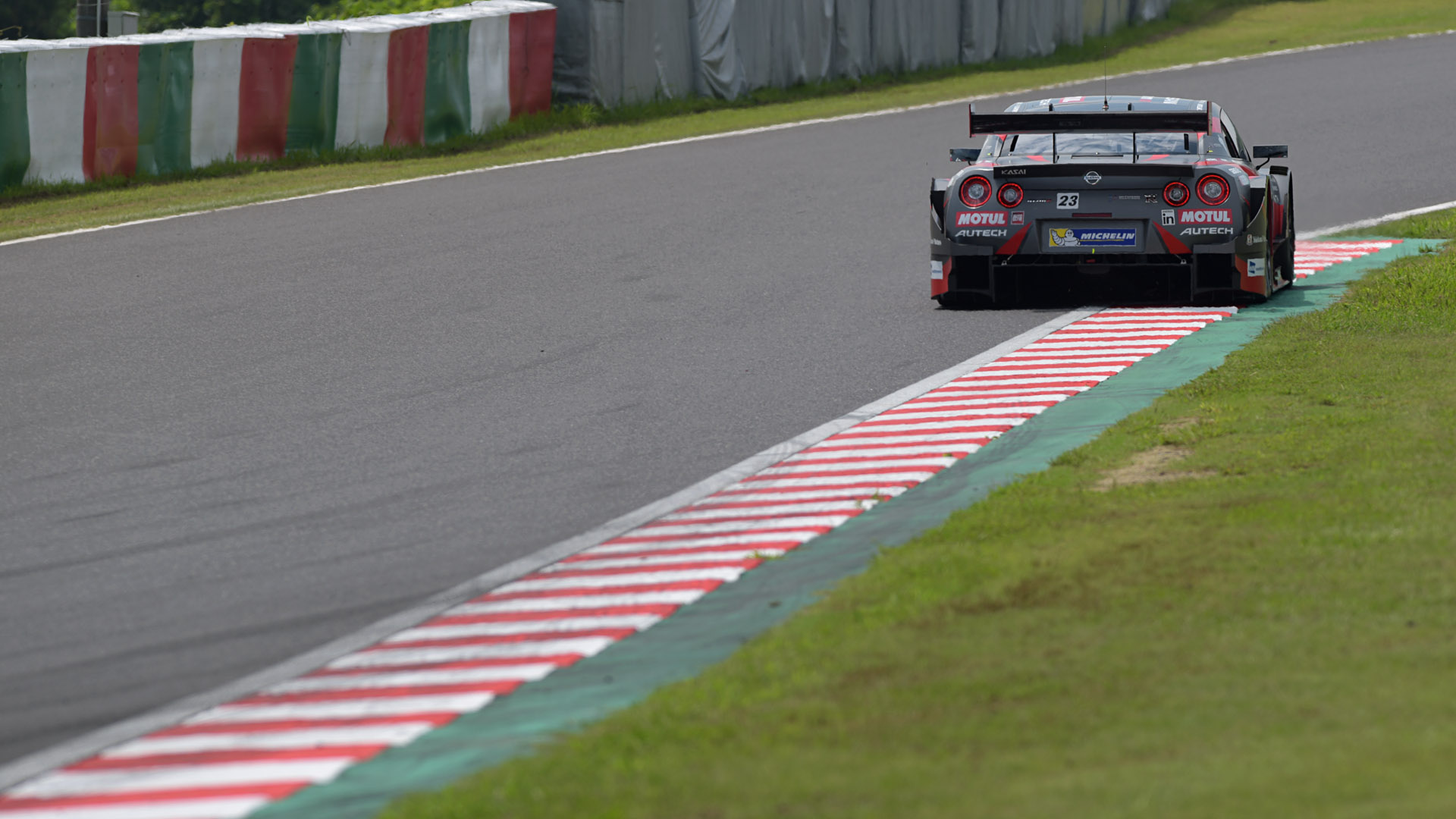 立ち上がりを背後から