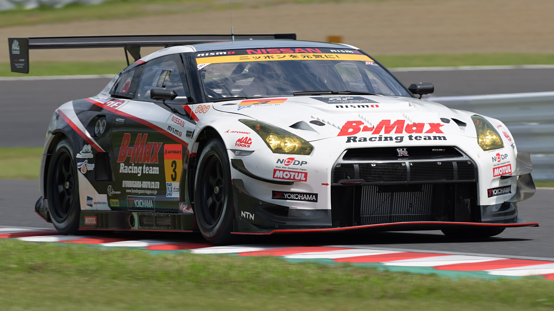 立ち上がって縁石に寄ったマシンを斜め前から