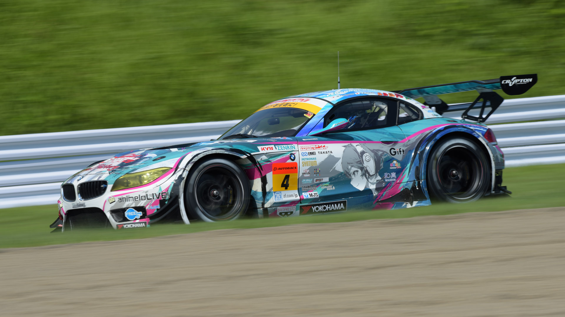 デグナー2つ目に進入するマシンを、斜め前からシャッター速度1/125秒で撮影