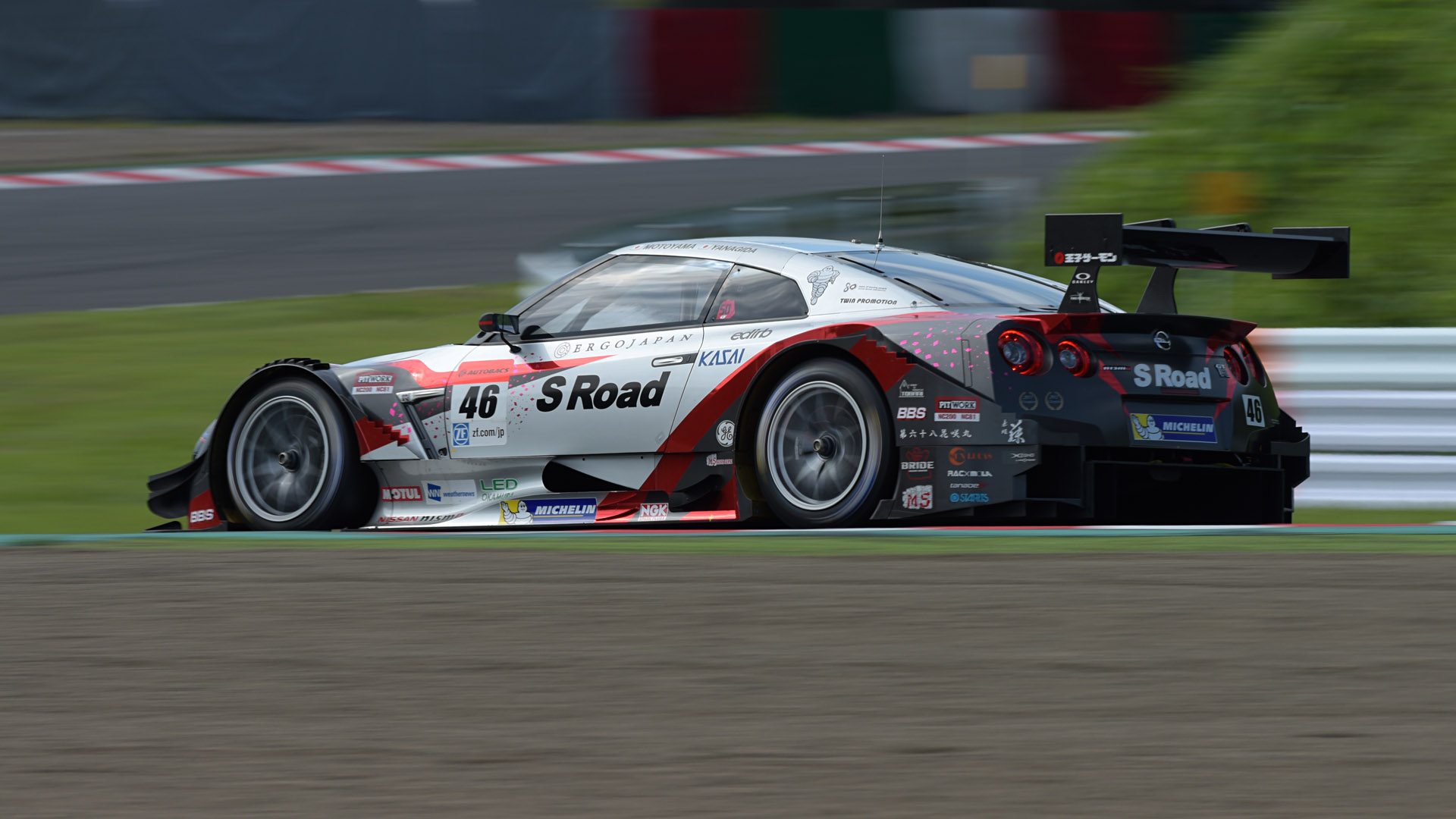 デグナー1つ目側に移動し、短いストレートで斜め後ろからシャッター速度1/125秒で撮影