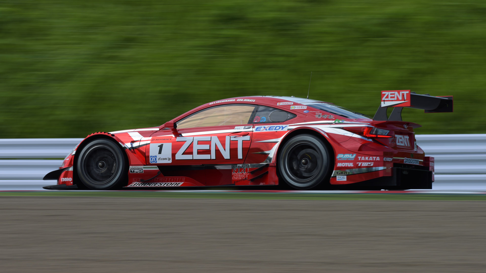 デグナー1つ目側に移動し、短いストレートで斜め後ろからシャッター速度1/125秒で撮影