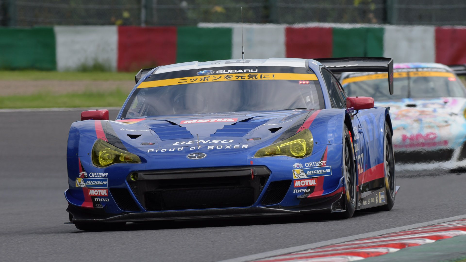 立体交差下でデグナーから立ち上がってきたマシンをシャッター速度1/320秒で撮影