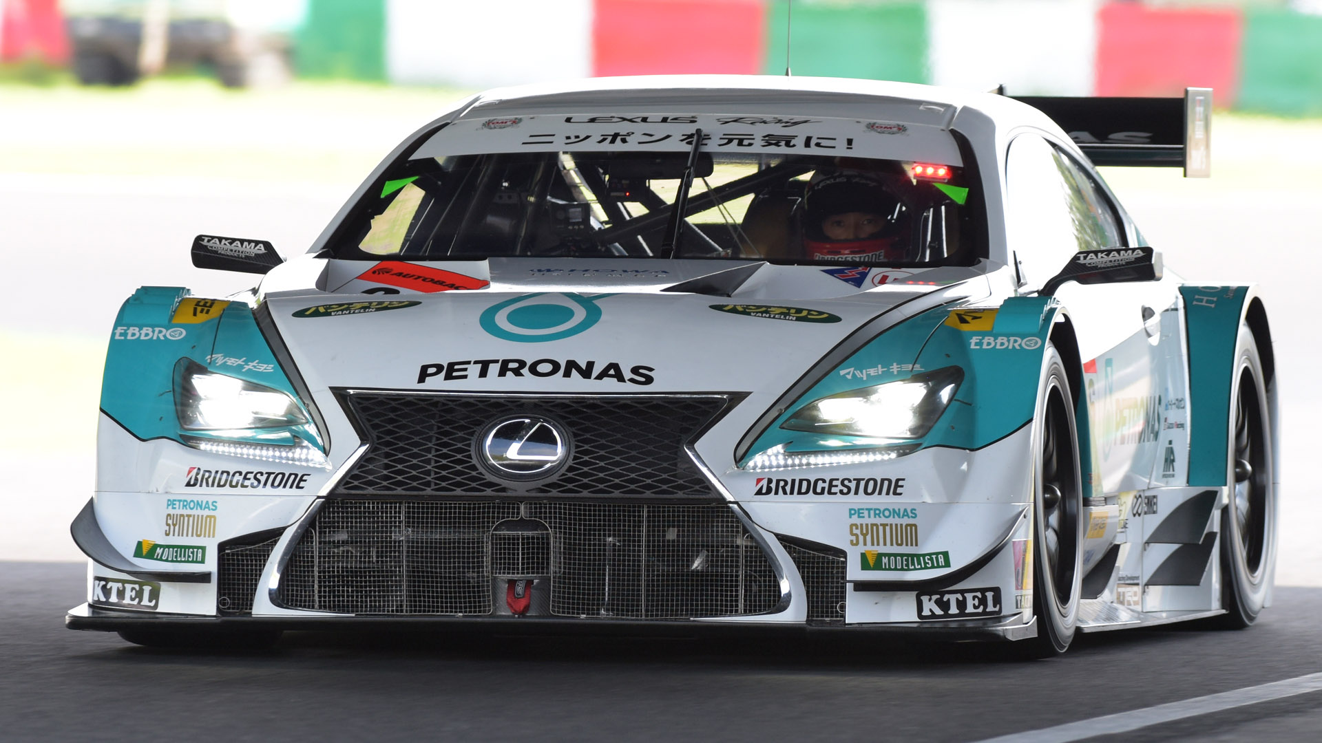 少しヘアピン側に移動して、立体交差下を通過するマシンをマニュアル露出でドライバーの顔が写るように撮影