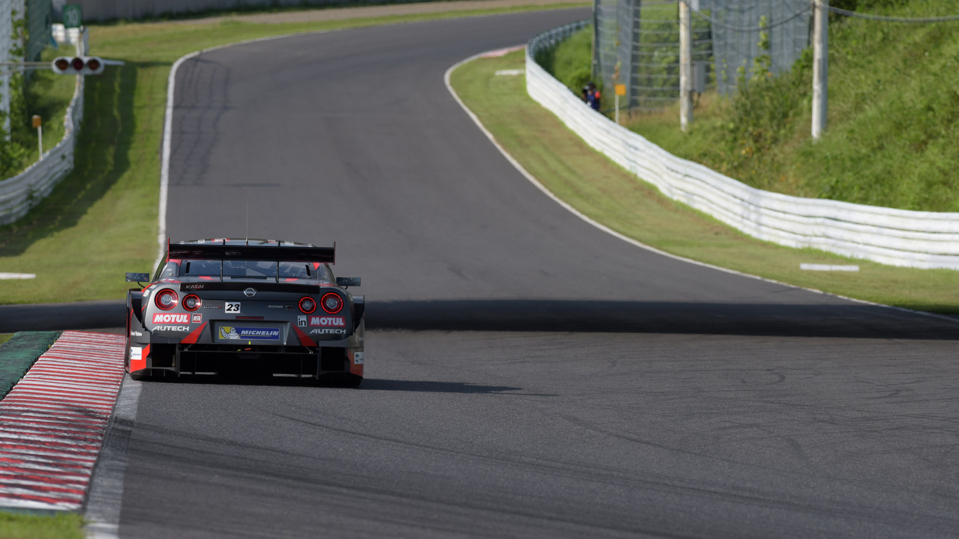 ヘアピンに向かうマシンを真後ろから撮影