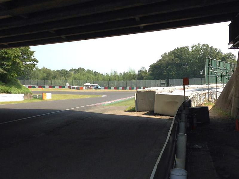 立体交差下から見たデグナー2つ目方向。この画像は8耐のときに撮影したので、スポンジバリアがコース側にせり出している