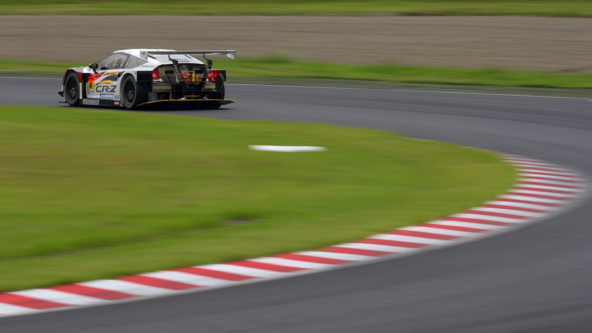 西ストレートに向かうマシンを斜め後ろから流し撮り。シャッター速度1/30秒で撮影