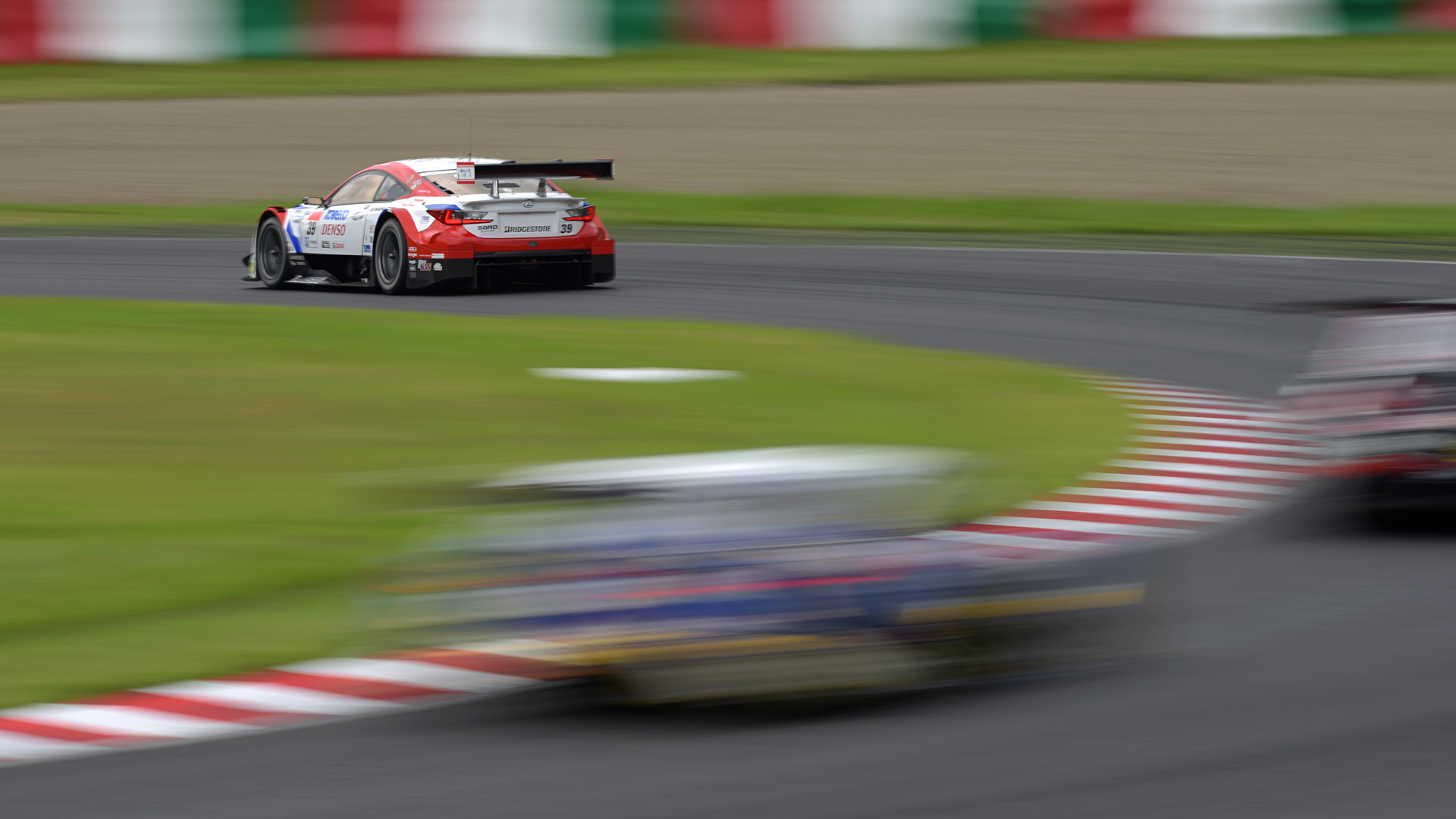 シャッター速度1/15秒で撮影。右端のマシンが邪魔