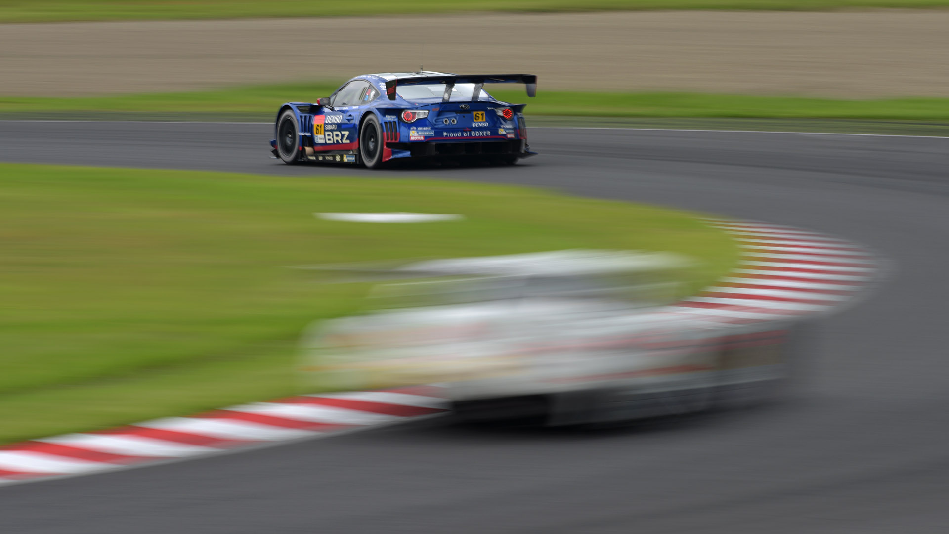 シャッター速度1/15秒で撮影。これもマシンをもう少し前に置きたかった