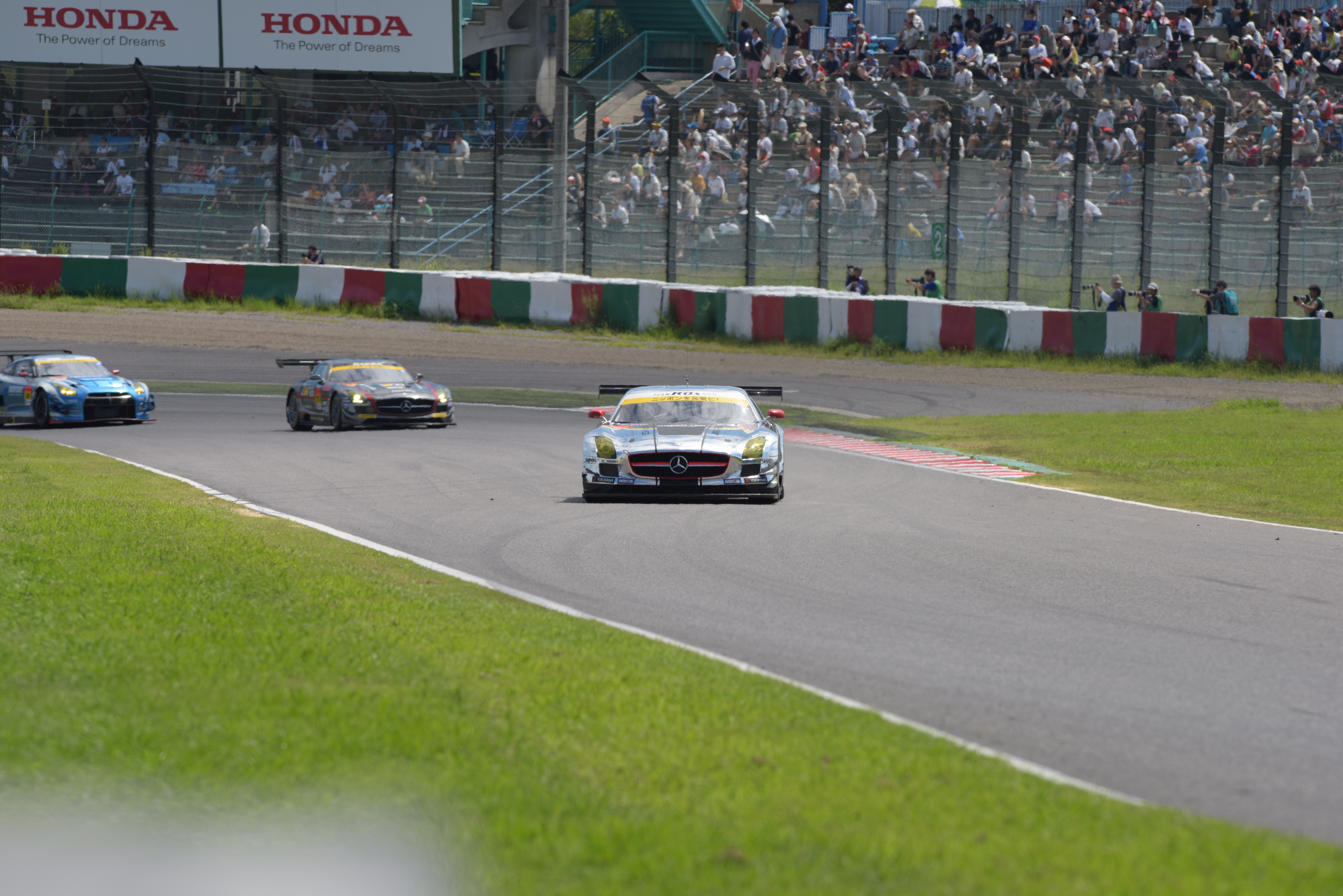 8枚連写したうちの6枚を抽出。報道エリアは撮影位置が低いので陽炎の影響を受けやすい