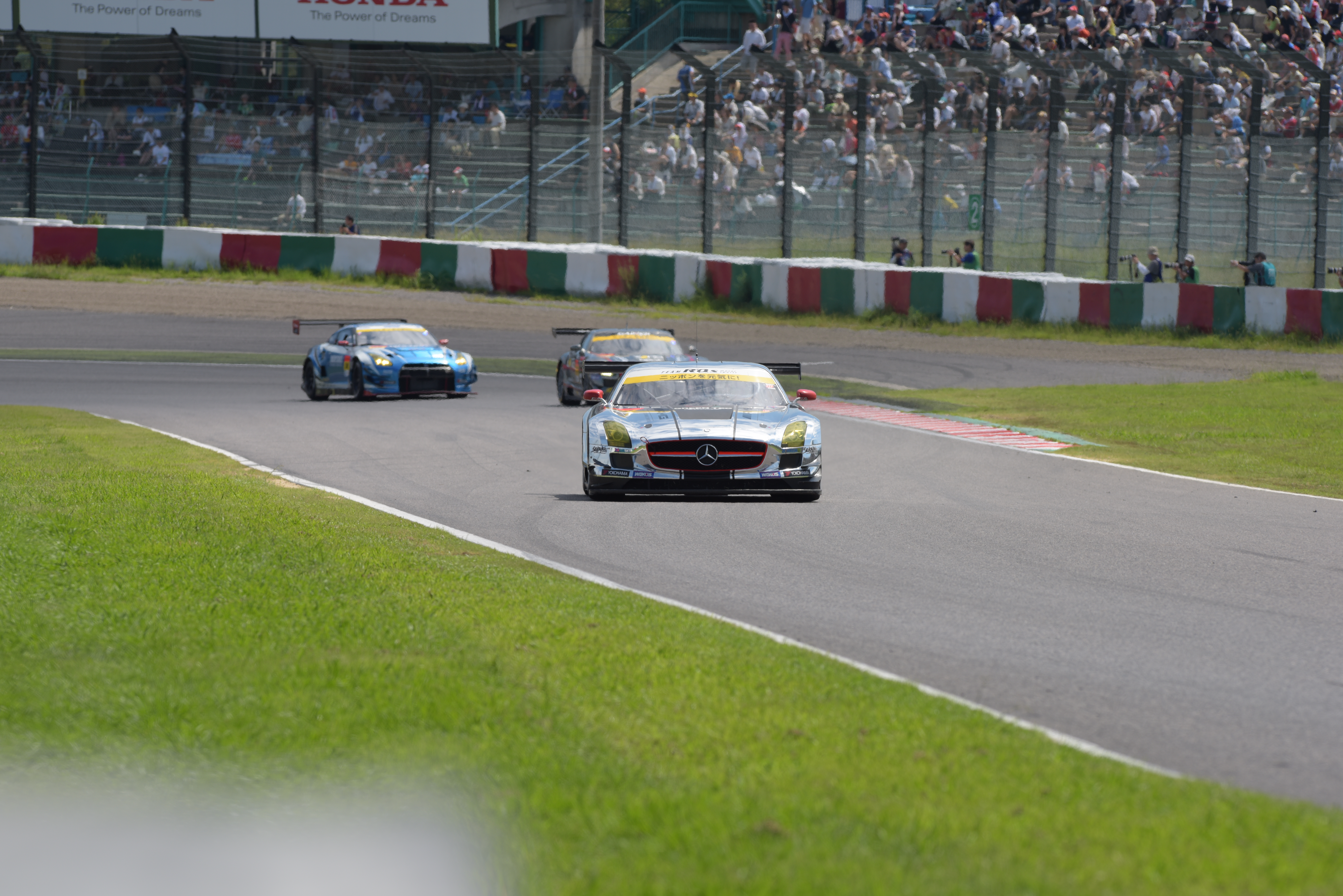 8枚連写したうちの6枚を抽出。報道エリアは撮影位置が低いので陽炎の影響を受けやすい