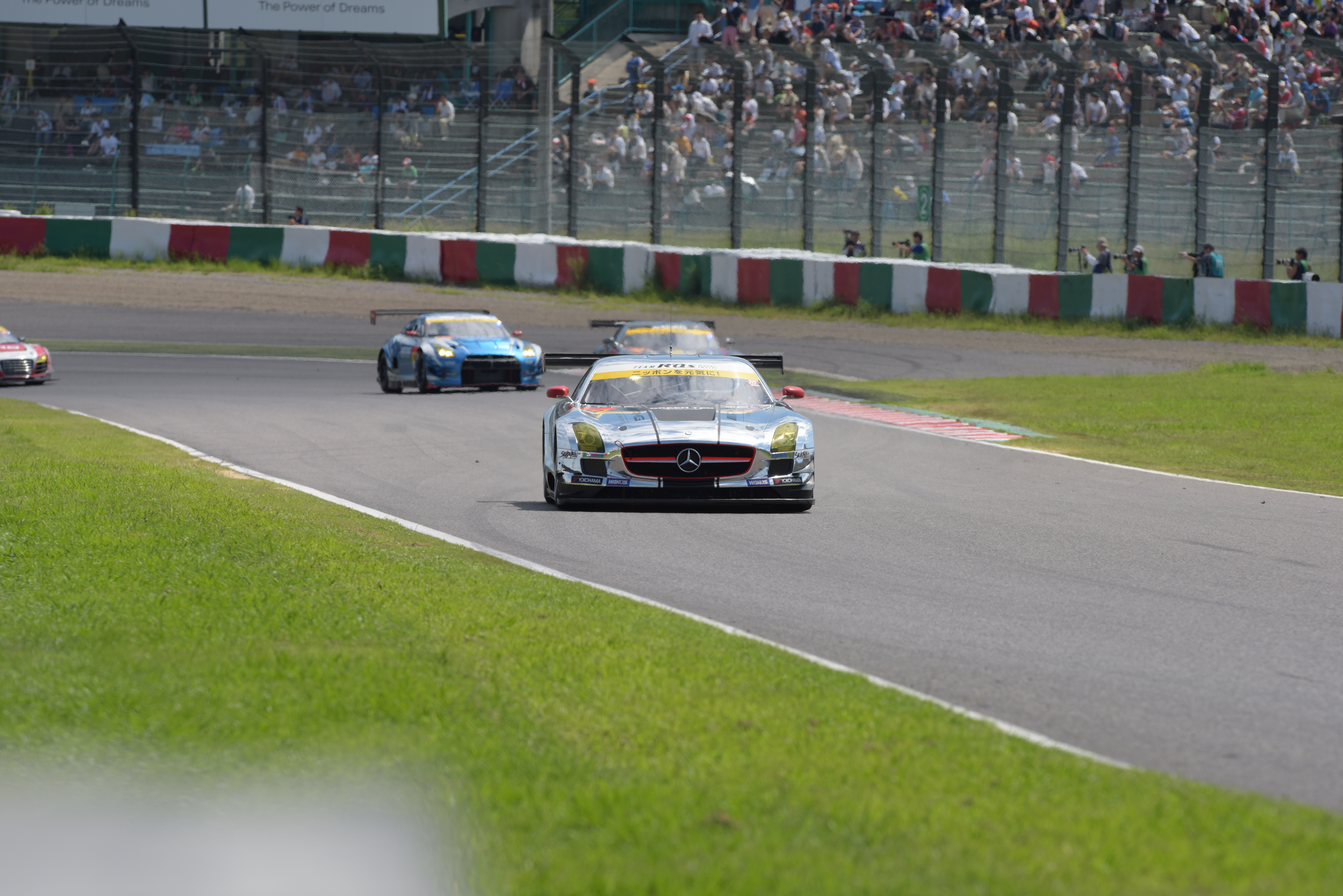 8枚連写したうちの6枚を抽出。報道エリアは撮影位置が低いので陽炎の影響を受けやすい