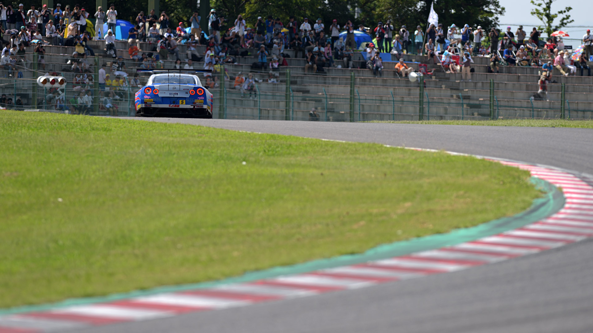 逆バンクに向かうマシンを背後から2つのバリエーションで撮影