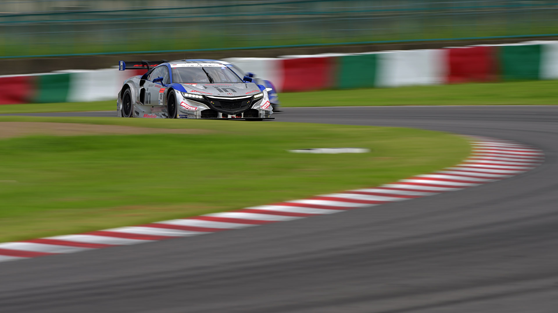 逆バンクに進入するマシンをスローシャッターで撮影