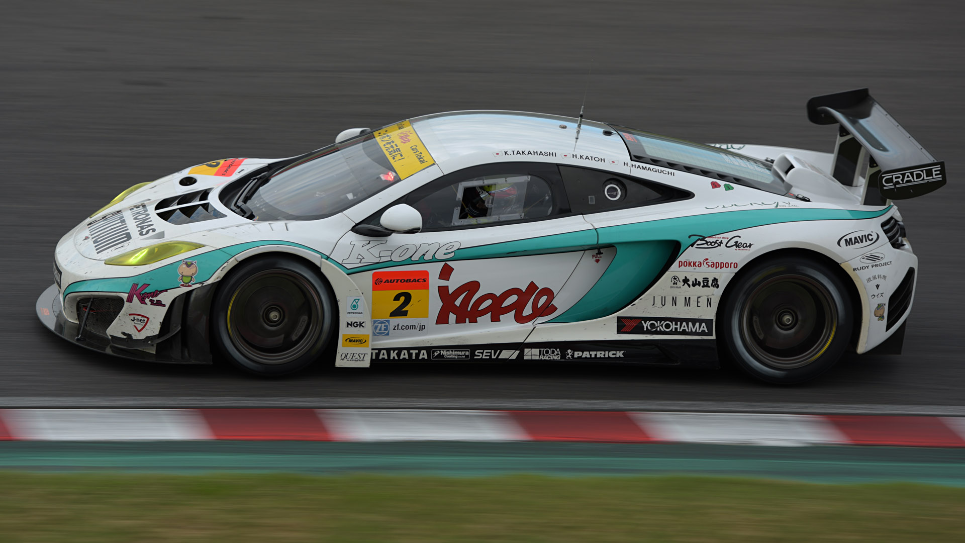 S字2つ目を、観客席の金網の前に登って撮影