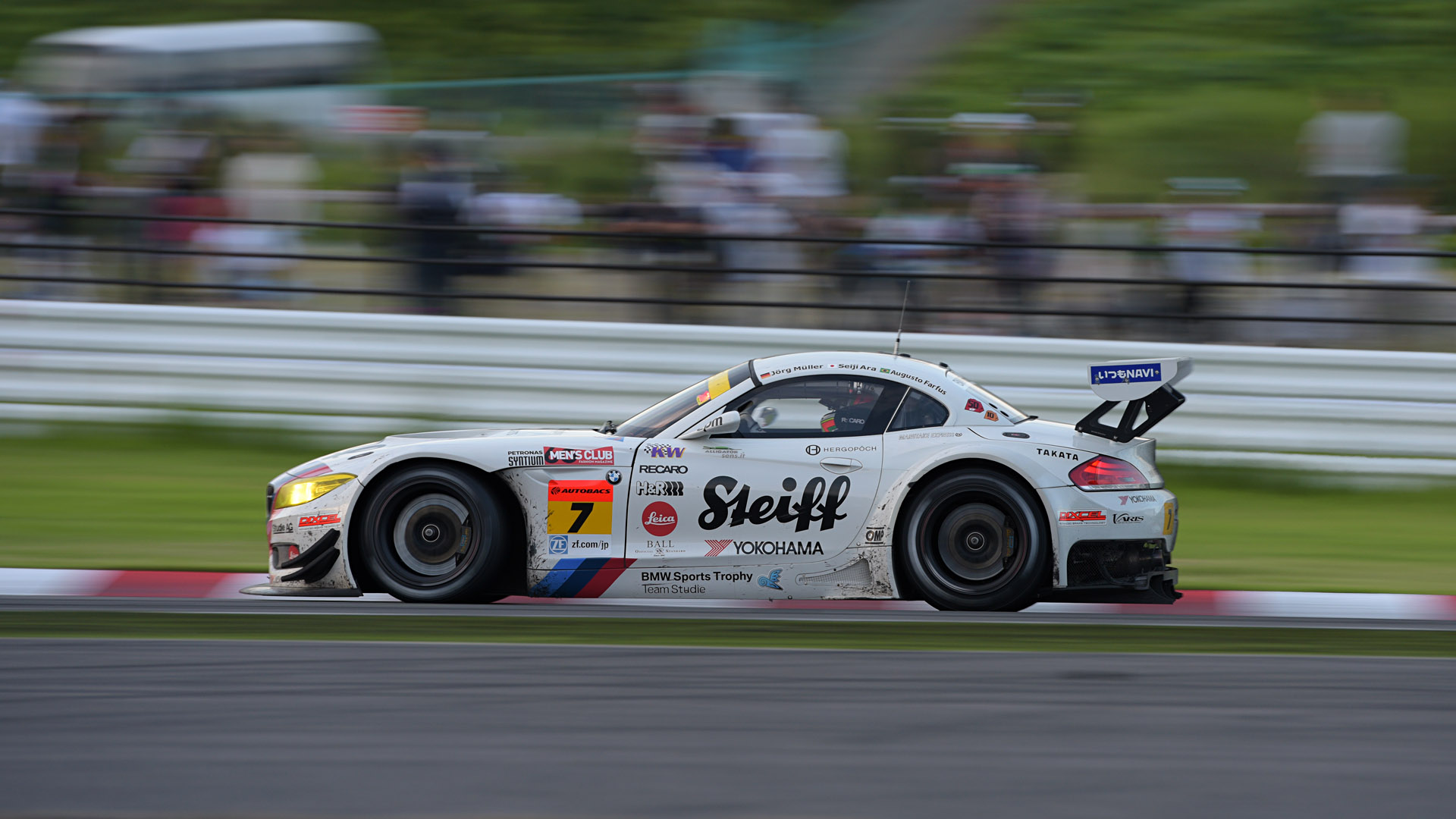 1コーナーからS字のトンネルに向かう途中で、激感エリアの観客をバックに流し撮り