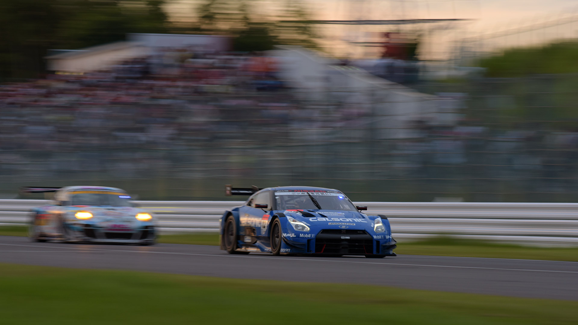 1コーナーへ進入するマシンをシャッター速度1/30秒で撮影