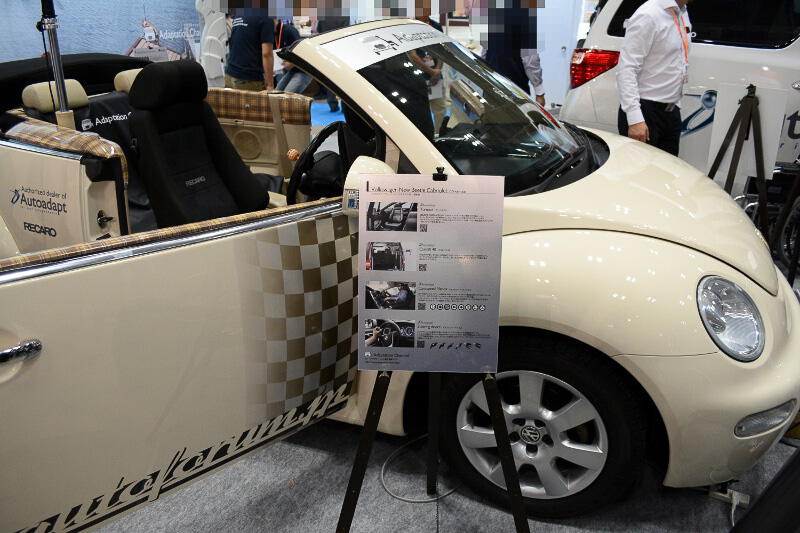 オフィス清水は運転補助装置と車いすリフトの付いたフォルクスワーゲン ビートルを展示。クルマがおしゃれなだけに来場者の注目を集めていた