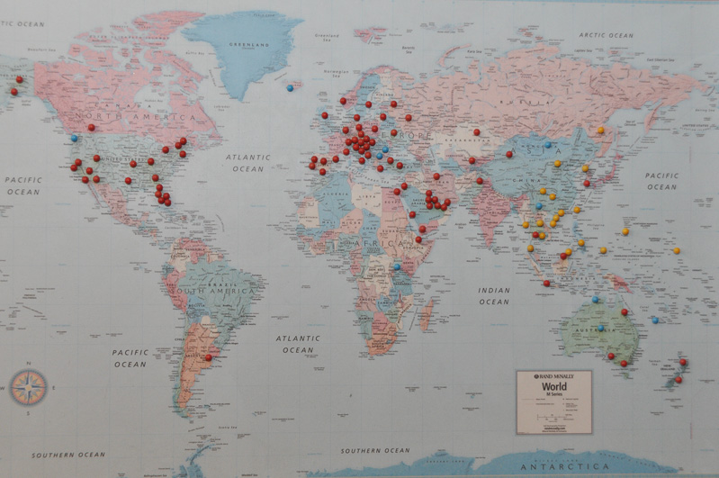 3人が持っているのは、JALがこれまでチャーター便を飛ばした空港が示されている世界地図。定期便とは異なる苦労があるチャーター便だけに、空路開設の思い入れがあるようだ