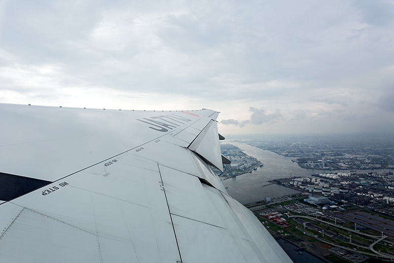 9月1日からの飛行機内での電子機器使用制限緩和により、通信機能を搭載していないデジカメでの撮影などが可能になった。JAL SKY NEXTはもっとも電子機器の運用に強い機体となる