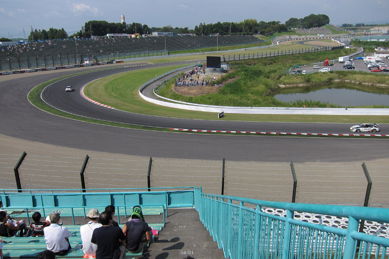 B2席スタンド、中2階右端最上段から見た2コーナー方向