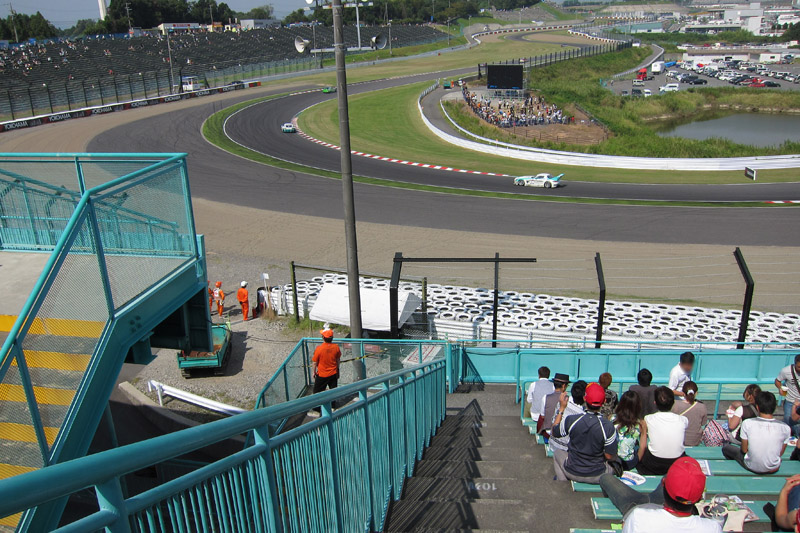 B2席スタンド、中2階左端最上段から見た2コーナー方向