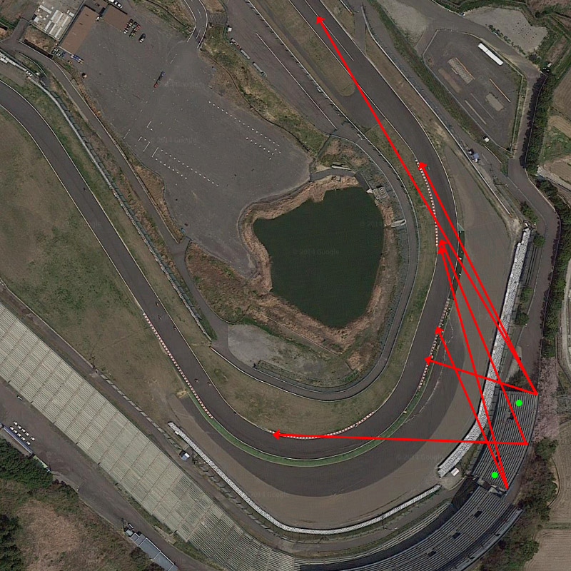 緑の点はパノラマ写真の撮影位置。矢印はマシンを撮影した位置関係 ※Google Maps