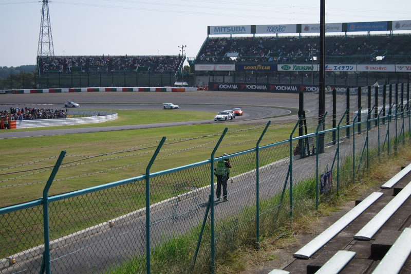 S字方面に移動し、金網がなくなった部分からでも2コーナーが撮影可能