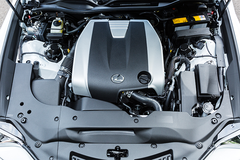 エンジンはV型6気筒 3.5リッターの「2GR-FSE」を搭載。歩行者との衝突時に頭部損傷リスクを低減する「ポップアップフード」を全車標準装備