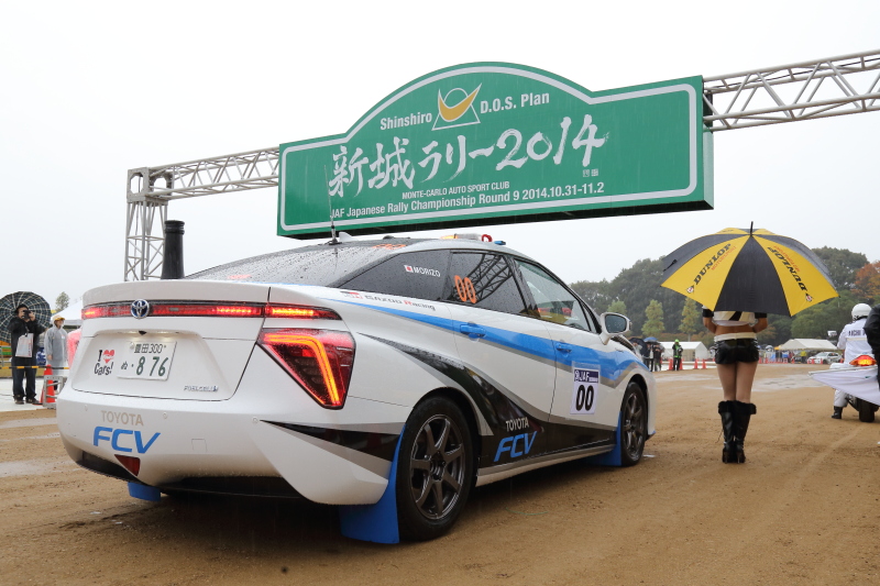 発売間近の燃料電池車「トヨタ FCV」が00カーを務めた。大会初日にはモリゾウ選手も運転している