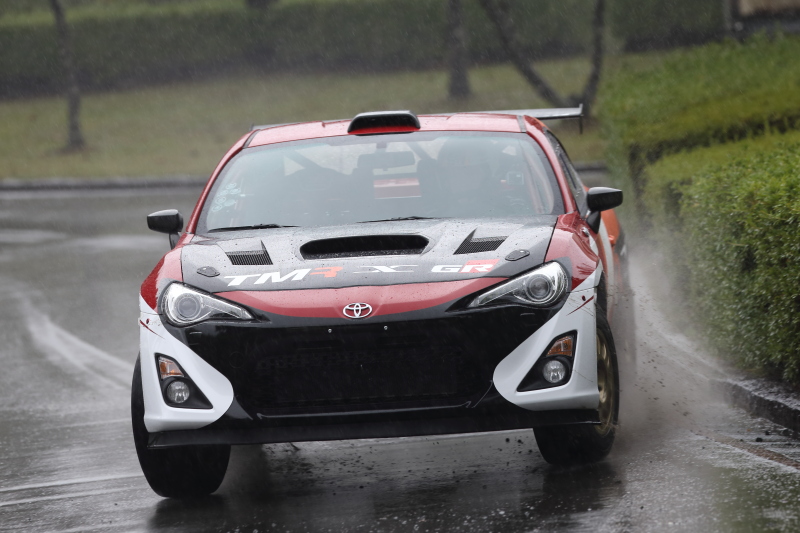 大会初日にはトミ・マキネン氏がトヨタ 86ベースの4WDマシン「GR 86×（クロス）」のデモランを行った