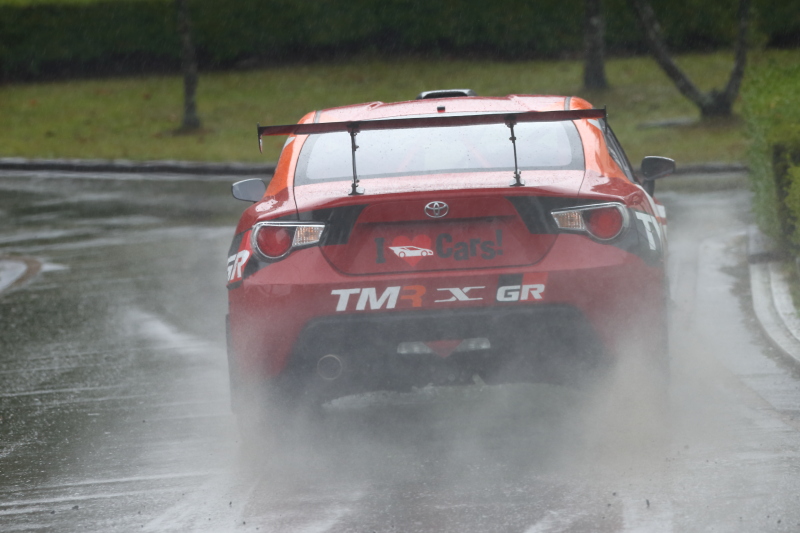 大会初日にはトミ・マキネン氏がトヨタ 86ベースの4WDマシン「GR 86×（クロス）」のデモランを行った