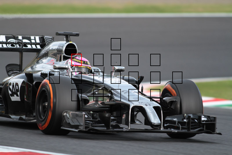 ターゲットはヘルメット。撮りたいのはバトン選手の目なので、ノーズなどにピントが合うと困る。センターの測距点でフレーミングが難しいときはAFポイントを移動する