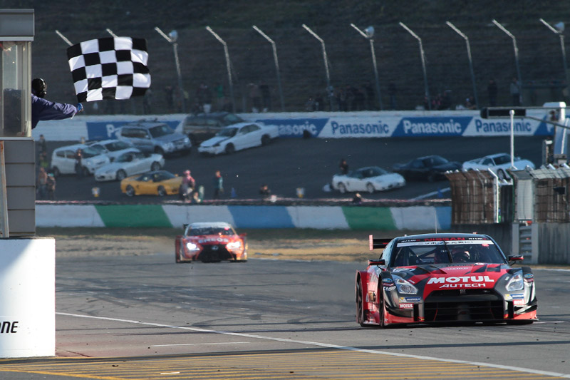 SUPER GT最終戦もてぎのゴールシーン。ニスモチームとして2008年以来、ロニー・クインタレッリ選手にとっては2012年以来3度目、松田次生選手は初めてのSUPER GR戴冠となった