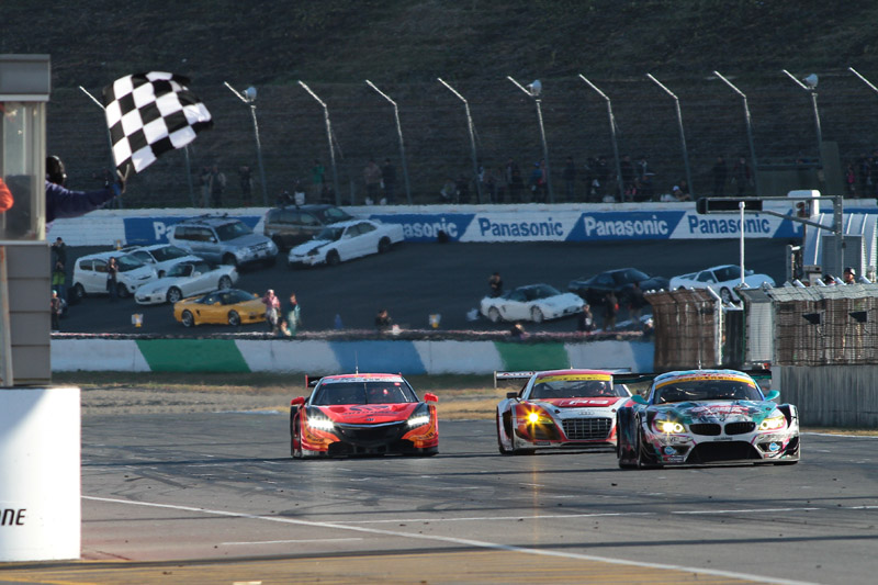 3位 グッドスマイル 初音ミク Z4を4位 21号車Audi R8 LMS ultraが激しく追い上げて、最後は1秒以内の差でゴール。抜かれていたらチャンピオンを失ってしまうところだった