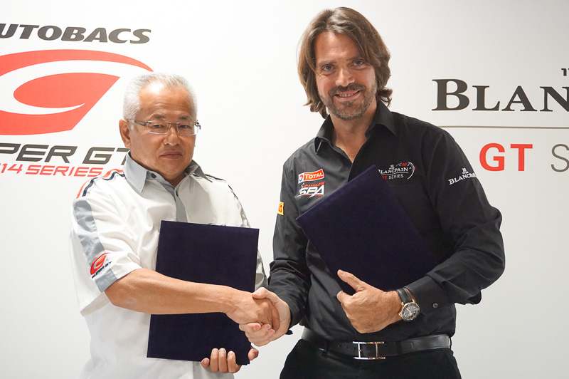 交わされた契約書を手に握手するGTアソシエイション 代表取締役 坂東正明氏（左）とSRO CEOのステファン・ラテル氏（右）