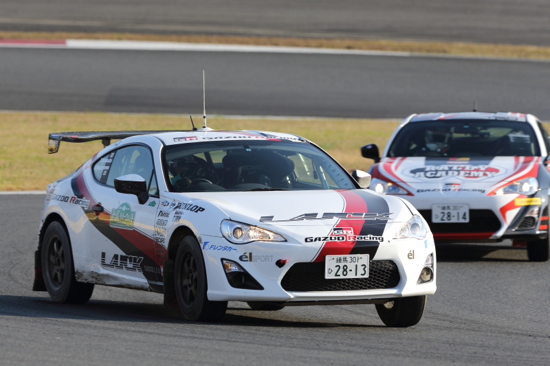 2014年全日本ラリー選手権参戦マシン（後ろはTRDラリーチャレンジ参戦マシン）