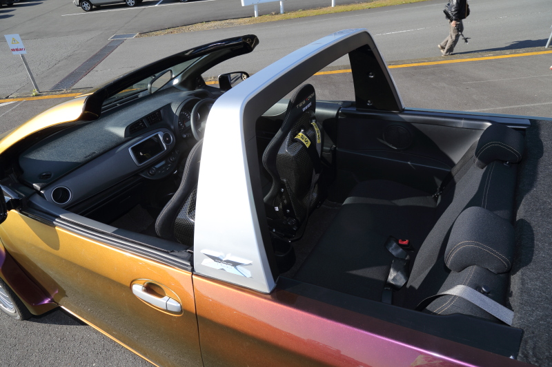 トヨタ技術会の新顔TES-CROSS（テスクロ）はスポーツカー級のハンドリングを持つクロスオーバーSUV。車重わずか992kgのボディを1リッターガソリンエンジン＋スーパーチャージャーで駆動する4座オープンという魅力的な車だ