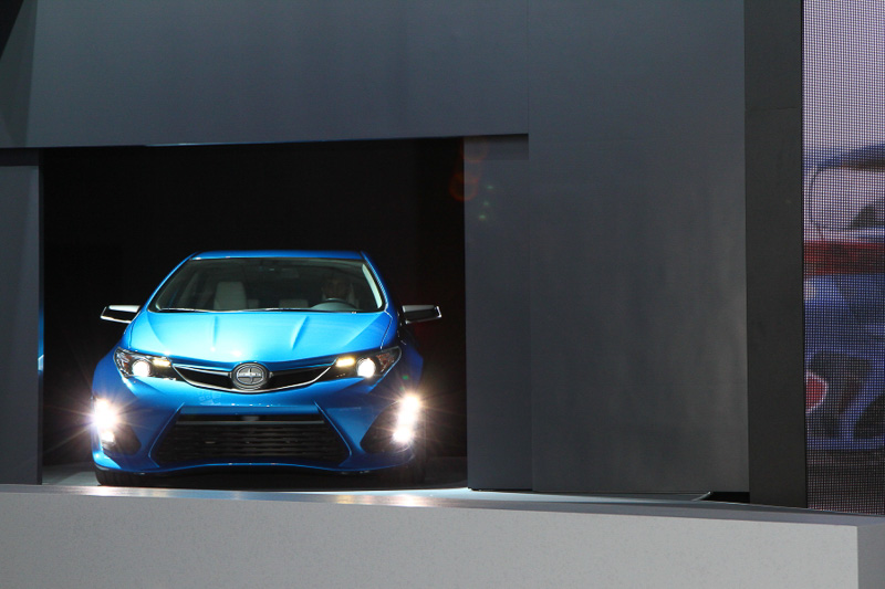 初公開されたiMコンセプト。フロント、リアともにディフューザー形状のエアロパーツを装備していて、サイオンブランドらしいルックスに仕上がっている